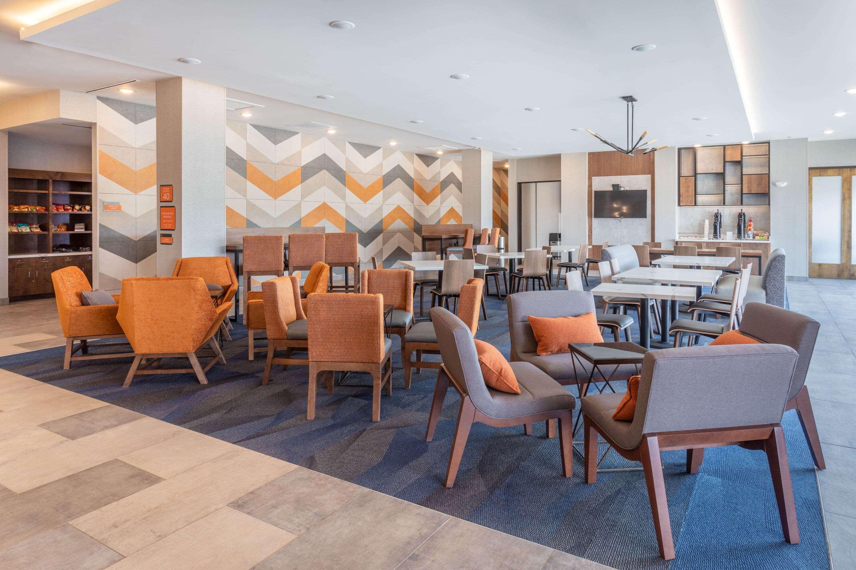 La Quinta Inn & Suites Limon By Wyndham Exterior photo